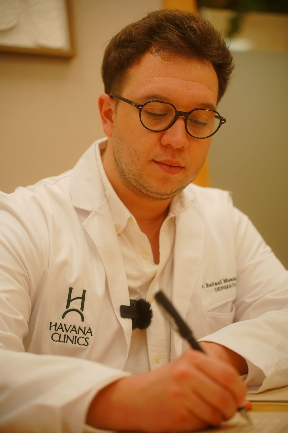 Dr. Rafael Mendoza Albarrán en consulta